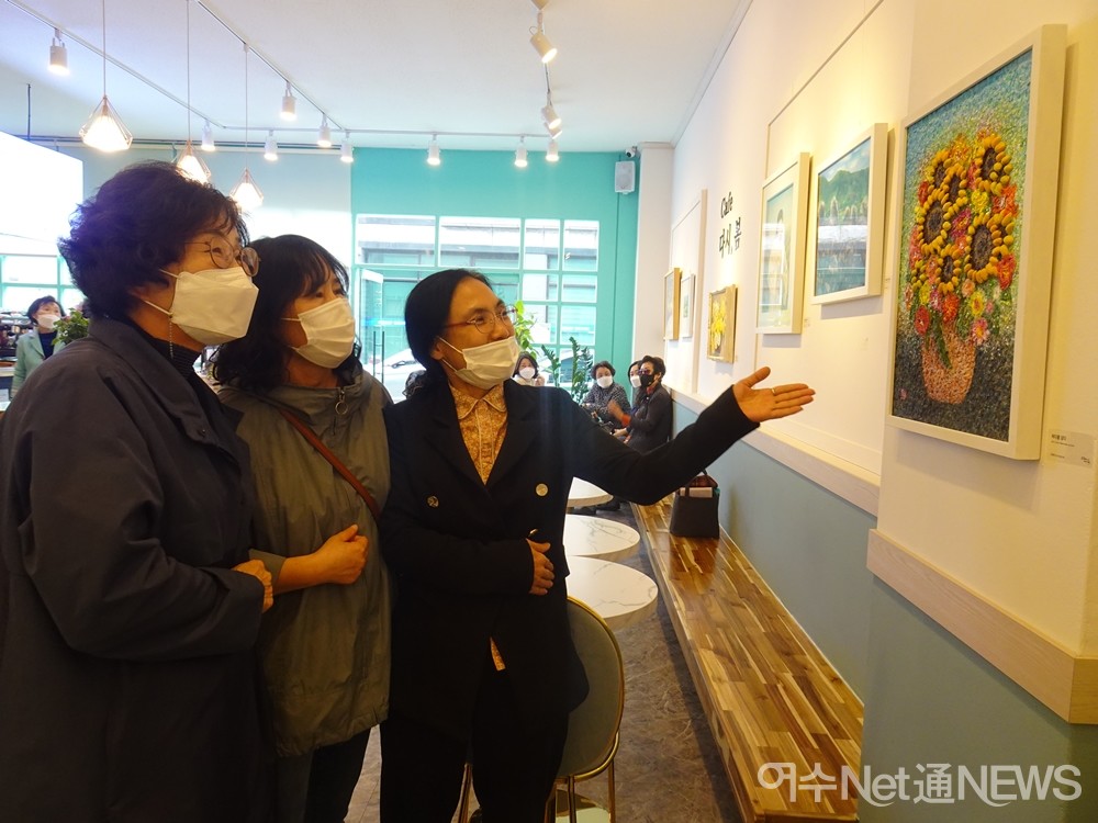 ▲정미경, 이수진, 조영애 작가가 작품을 보고 있다