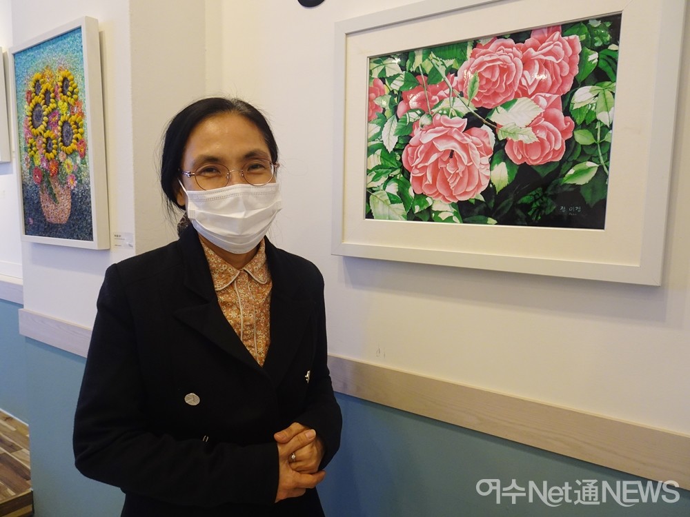 ▲정미경 작가가 작품 '장미' 앞에 서 있다