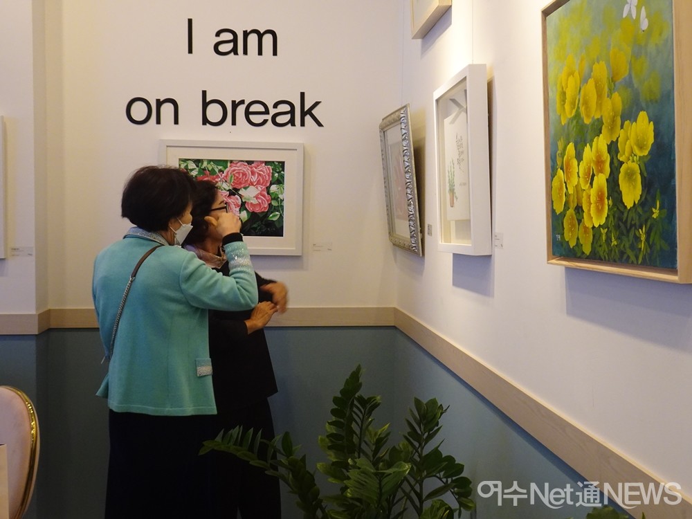 ▲작품을 감상하는 사람들