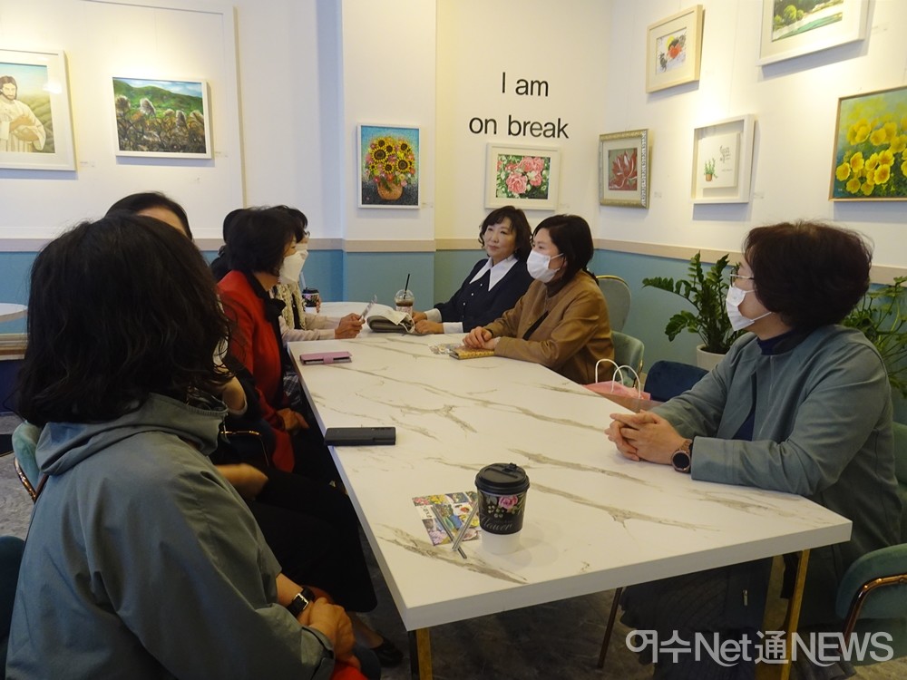 ▲여수여성미술작가회 소속 작가들이 대화를 나누고 있다