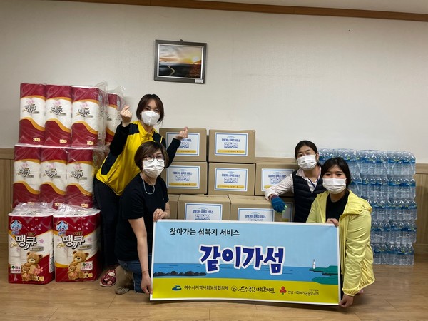 ▲후원물품을 포장하고 있는 문수종합사회복지관 종사자