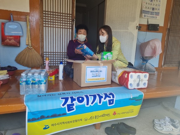 ▲후원물품을 설명하고 있는 문수종합사회복지관 종사자