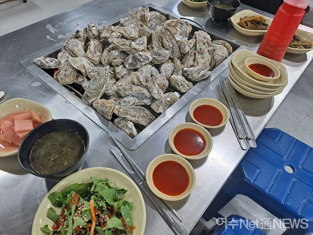 ▲ 여수 돌산 굴전마을 정우네 굴구이 기본 상차림이다.ⓒ조찬현