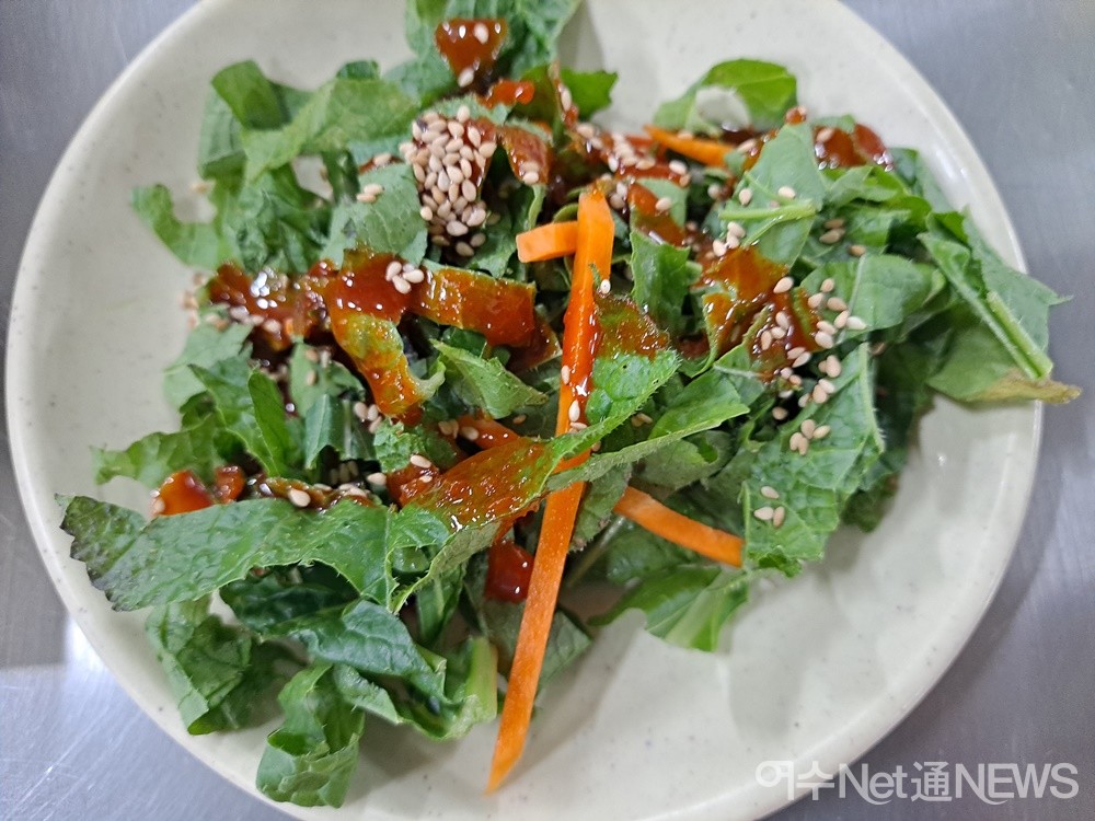 ▲ 해풍 맞고 자란 돌산갓 이파리 무침이다. 굴과 찰떡궁합이다. ⓒ조찬현