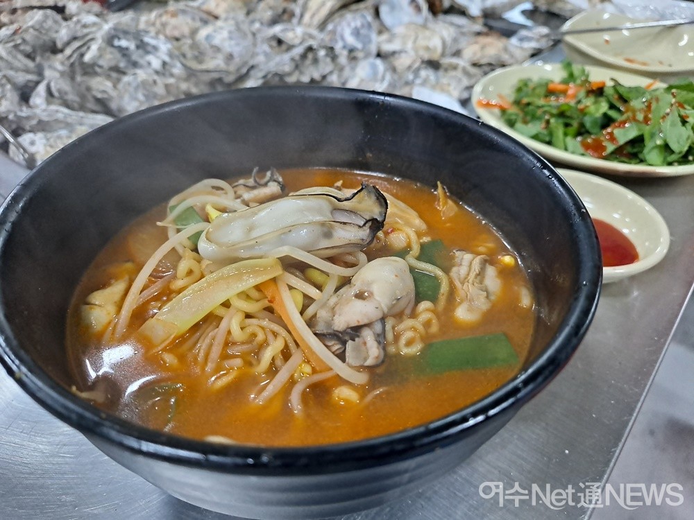 ▲ 굴라면이다. 알굴에 콩나물을 넣고 끓였다. 시원한 맛이 속을 개운하게 해준다. ⓒ조찬현