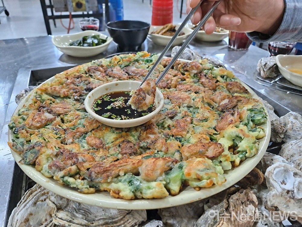 ▲굴파전이다. 굴과 채소를 듬뿍 넣었는데도 바삭하고 촉촉한 맛이 살아있다. ⓒ조찬현