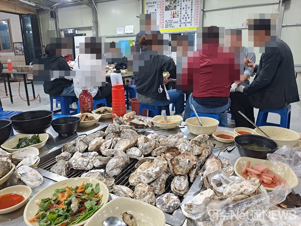▲여수를 찾은 관광객들이 삼삼오오 모여 겨울 진미 굴구이를 맛을 즐기고 있다. 음식의 향기는 우리들의 마음을 행복하게 해준다.  ⓒ조찬현