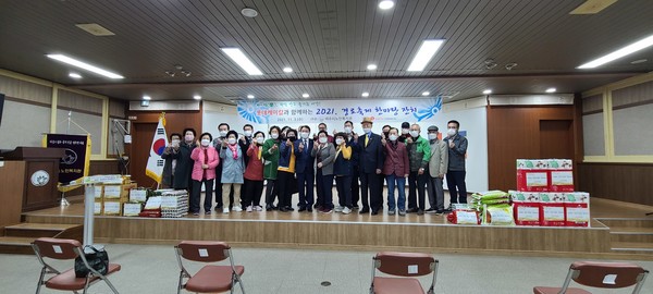 ▲2021 경로축제 한마당 행사 개회식에 참여한 어르신이 단체사진을 찍고 있다