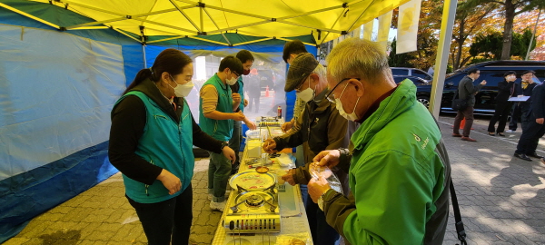 ▲달고나 만들기 체험 모습