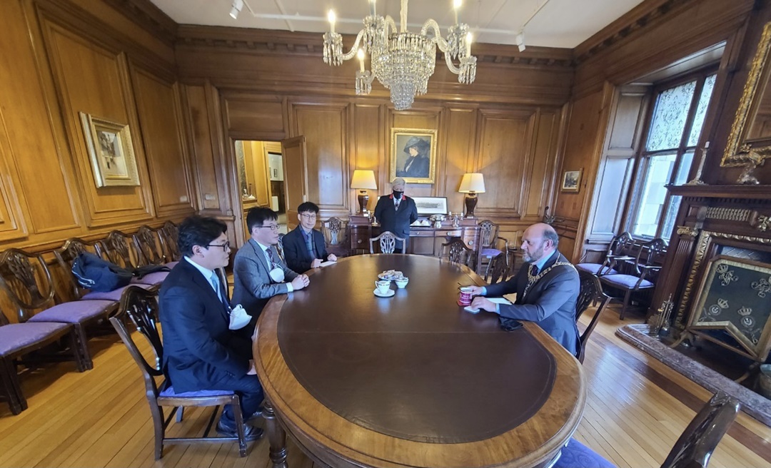 ▲ 여수시 대표단이 지난 1일 오후(현지시간) 영국 에든버러 시청에 방문해 프랭크 로스 시장과 만나 2050 탄소중립의 의지를 담은 여수시장 서한문을 전달하면서, 탄소배출 저감 정책 등 양 도시의 기후변화 대응 관련 정책에 대해 논의했다.