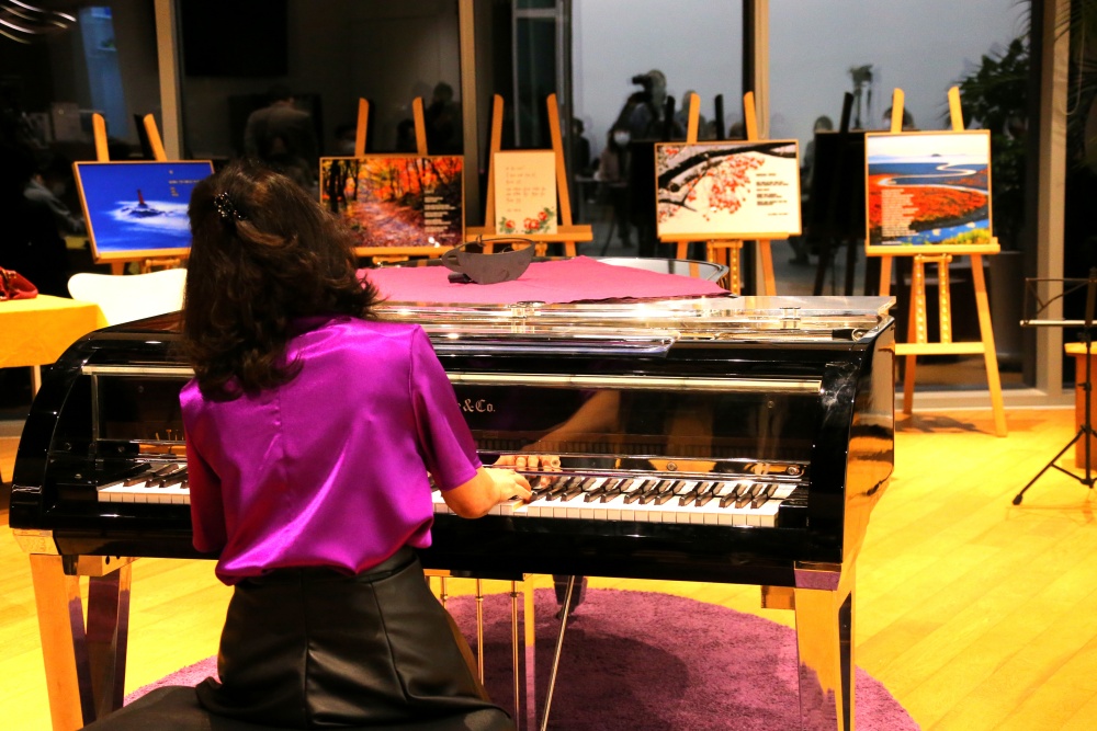 ▲장도아트카페에서 연주하는 필자