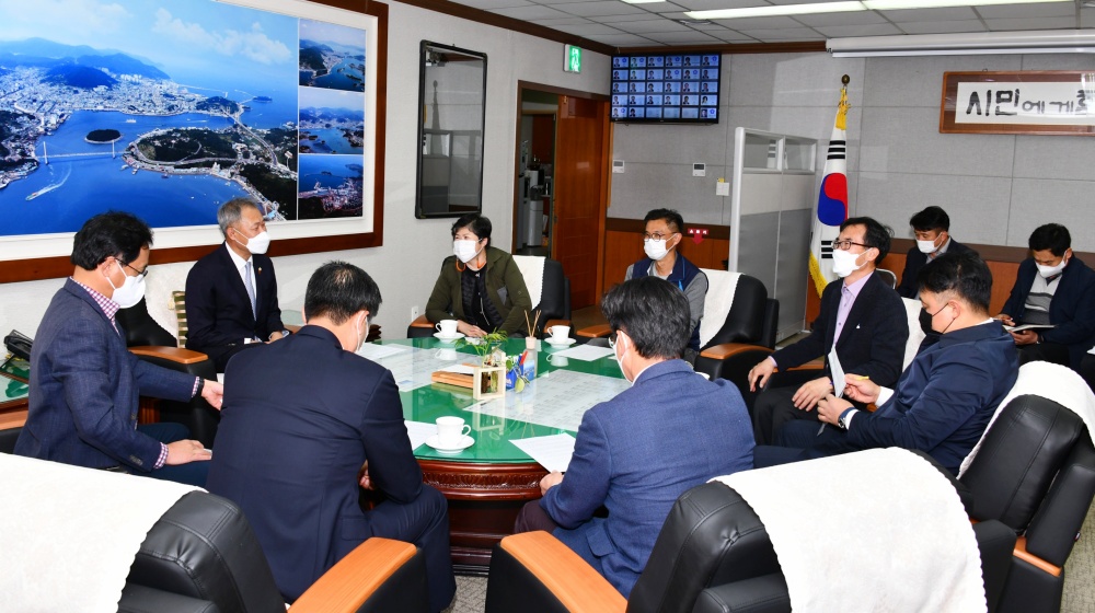 ▲여수시의원과 시민단체 관계자가 간담회를 열고 있다