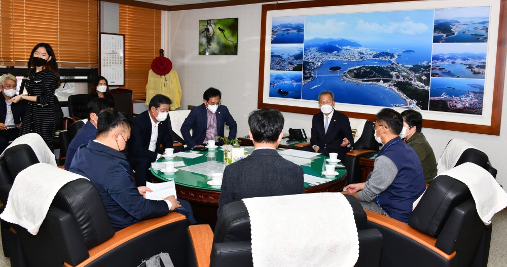 ▲여수시의원과 시민단체 관계자가 간담회를 열고 있다