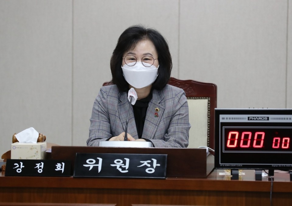 ▲지난 5일 열린 행정사무감사에서 전남도의회 강정희 보건복지환경위원장이 탄소포인트제 적극 실행을 요구했다