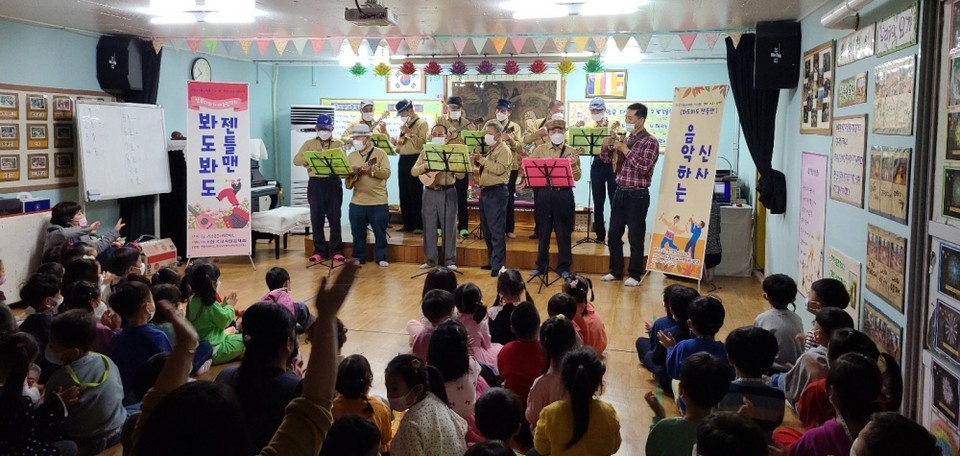 ▲우쿨렐레연주단 ‘음악하는 신사’가 연꽃어린이집에서 연주했다