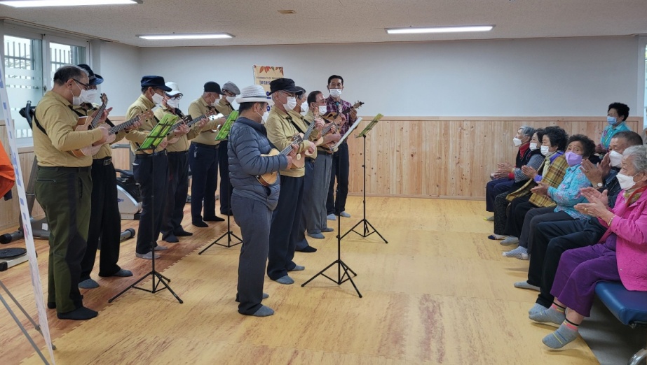 ▲우쿨렐레연주단 ‘음악하는 신사’ 연주모습