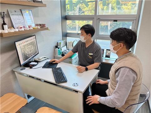 ▲환자와 상담하는 장정록 원장