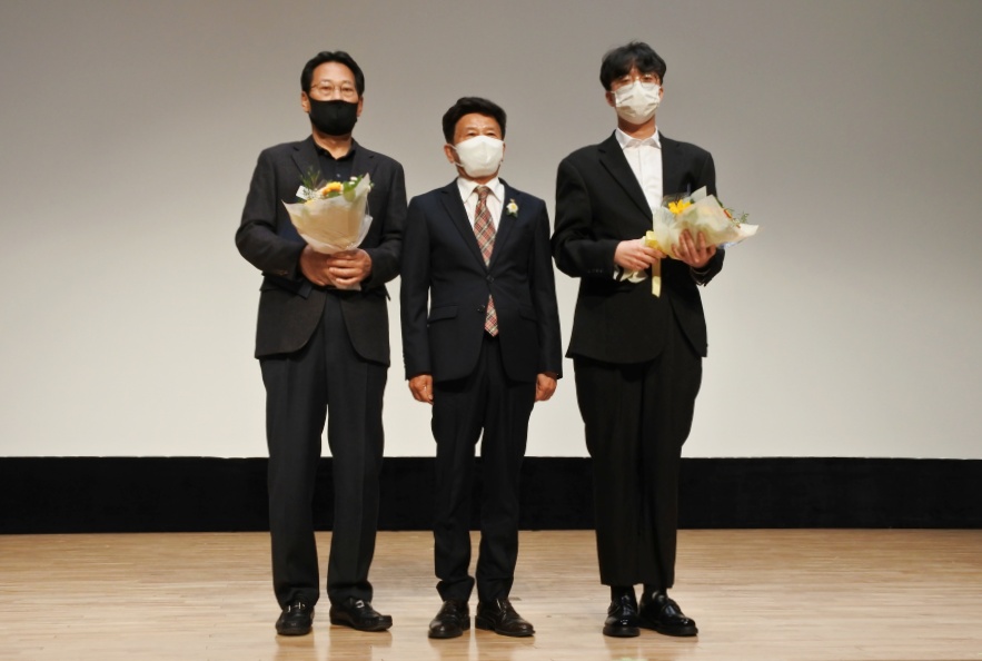 ▲논문 대상을 수상한 여수시문화원 소속 김양호 부원장(왼쪽)