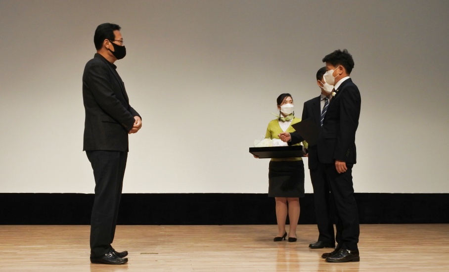 ▲김양호 부원장이 수상하고 있다