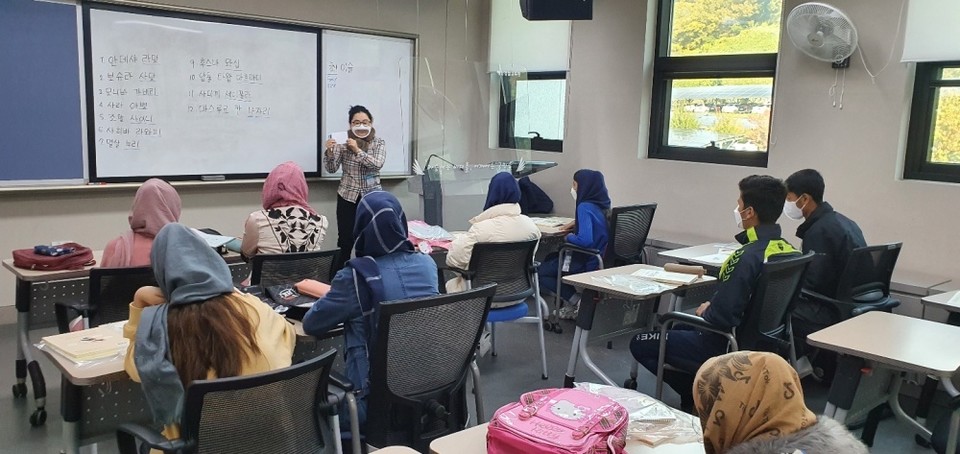 ▲아프간 유아 학령기 청소년 교육 모습