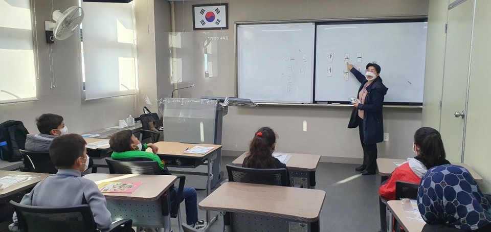 ▲아프간 유아 학령기 청소년 교육 모습