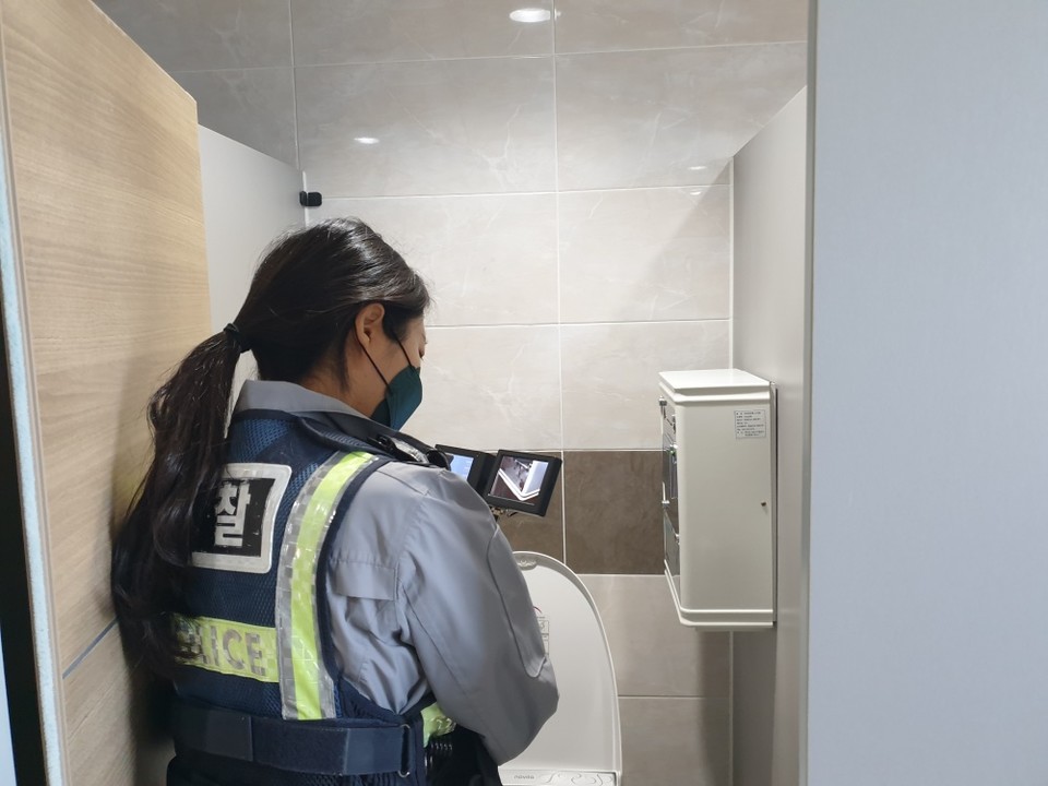 ▲합동점검단이 교내 불법카메라 설치 여부를 점검하고 있다