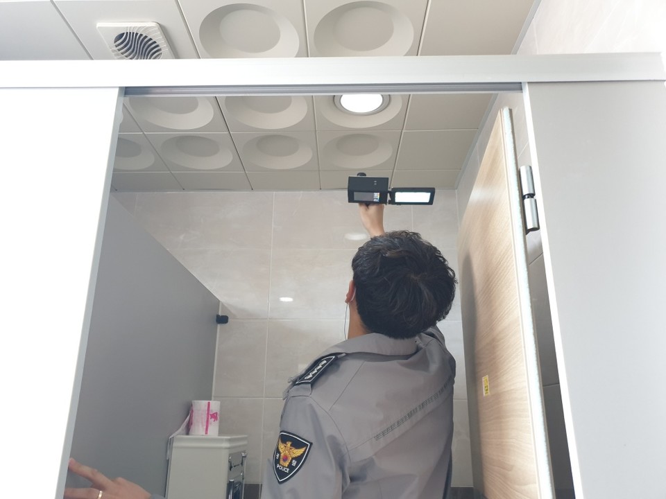 ▲합동점검단이 교내 불법카메라 설치 여부를 점검하고 있다