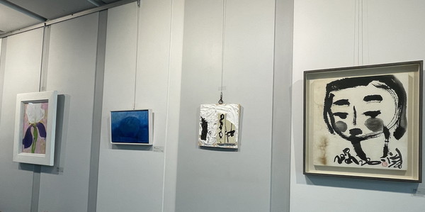 ▲ 진달래마을 로비에 설치된 여주회 소속 작가 작품