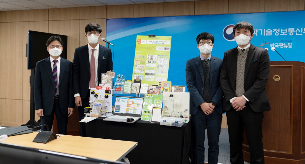 ▲맨 왼쪽부터 유국희 국립중앙과학관장, 강순기, 김기범, 김상현 교사