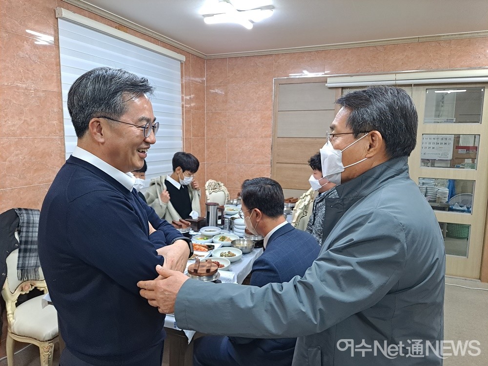 ▲김동연 대선 후보가 지난 11일 여수의 한 식당에서 권오봉 여수시장을 반갑게 맞이했다. ⓒ조찬현