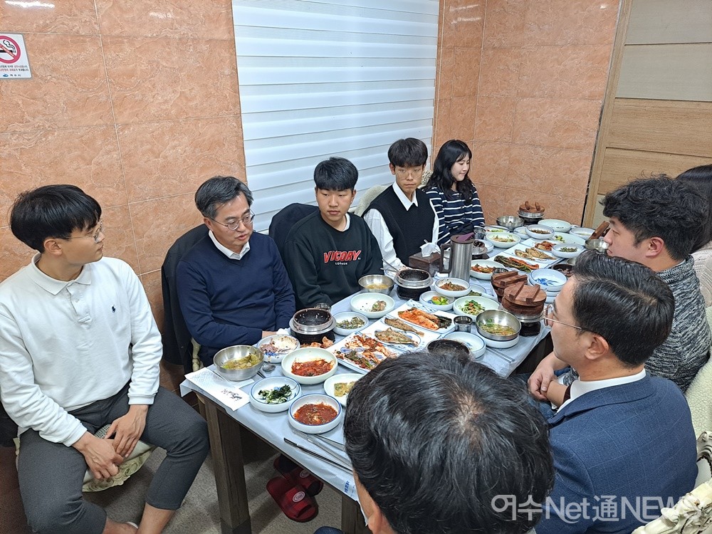 ▲김동연 대선 후보가 여수의 한 식당에서 여수지역 시민·학생 등과 함께 저녁 식사를 같이하며 만남의 시간을 가졌다.  ⓒ조찬현