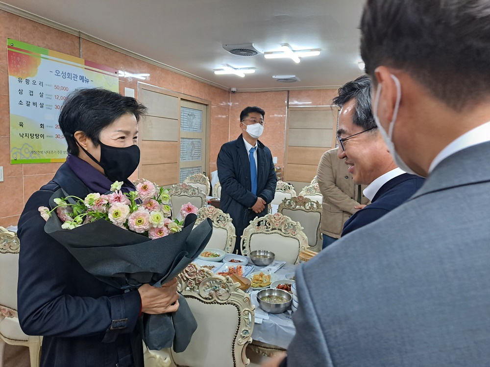 ▲ 여수넷통뉴스 주미경 이사가 김동연 대선 후보로부터 꽃다발을 받고 환하게 웃고 있다. ⓒ조찬현