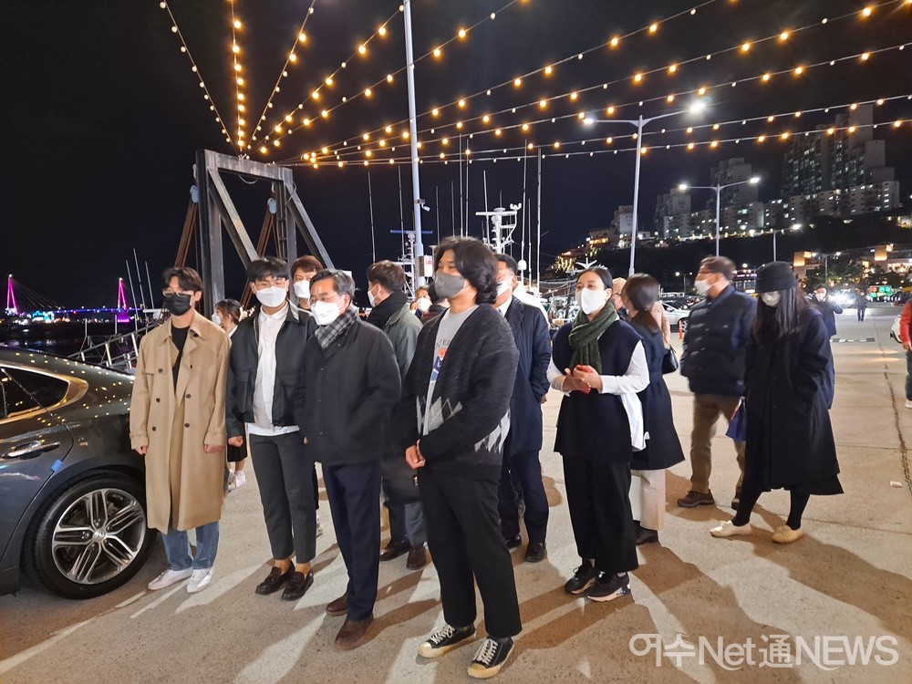 ▲여수를 찾은 김동연 대선 후보와 그를 따르는 지지자들이다. 종포 해양공원에서 하멜등대까지 여수 밤바다를 걷는 여정이 이어졌다. ⓒ조찬현