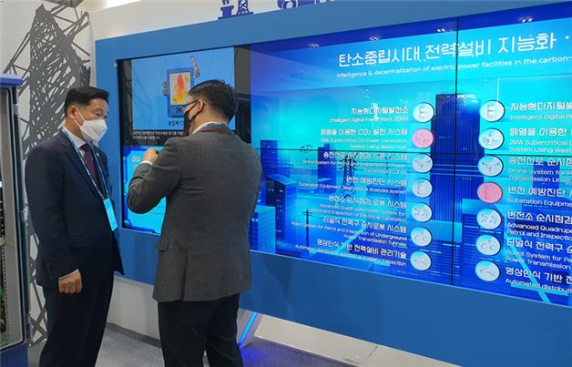 ▲한전 전력연구원의 김범주 책임연구원이 폐열을 활용한 미래 청정발전 기술인 2MW급 초임계 이산화탄소 발전 기술을 소개하고 있다