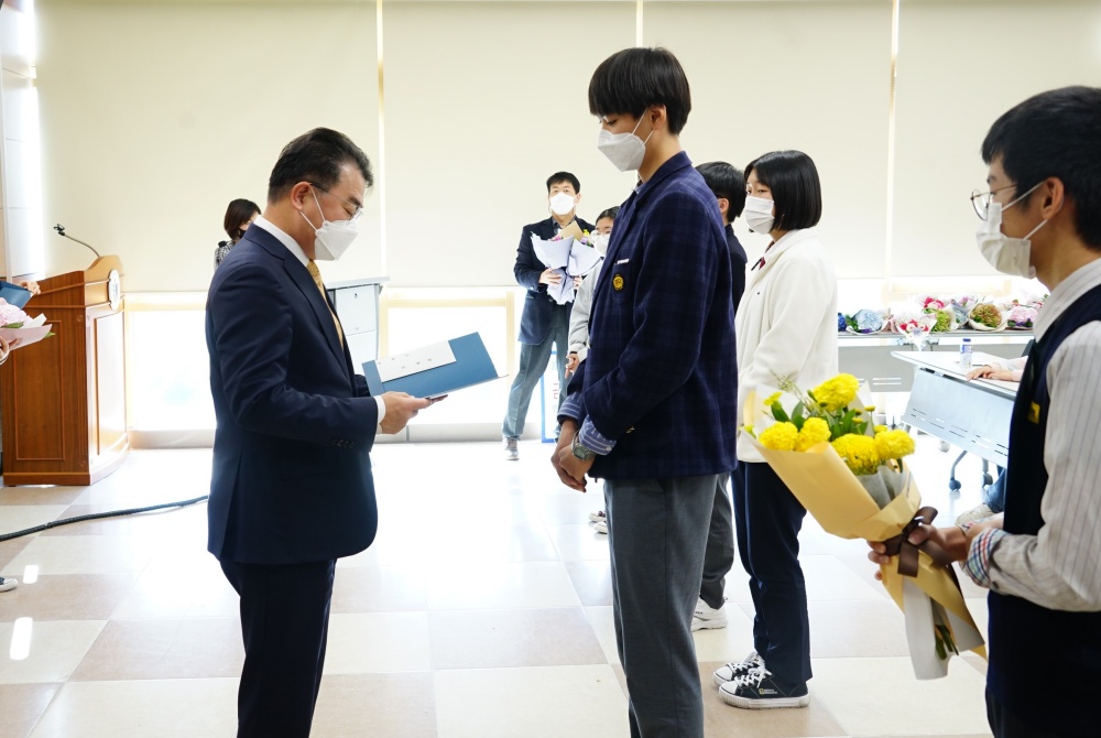 ▲김해룡 여수교육장이 장학금을 전달하고 있다