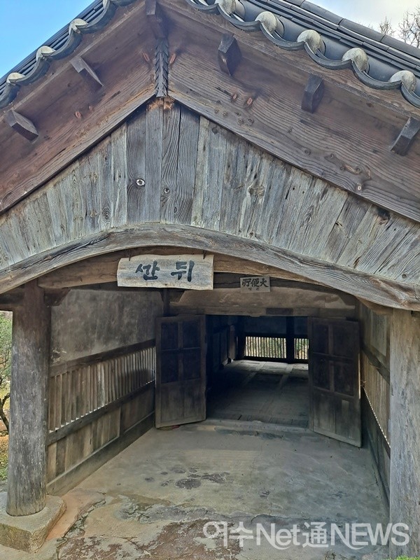 ▲ 선암사 화장실 뒤깐이다. 해우소라는 이름으로도 불리는 이곳은 근심과 걱정을 풀어내는 곳이기도 하다. ⓒ조찬현