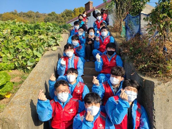 ▲ 롯데케미칼, 롯데MCC 봉사자가 연탄나눔봉사 후 어르신과 단체 사진을 찍고 있다