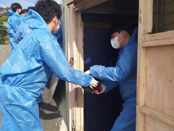 ▲화양면 어르신댁 연탄나눔봉사중인 롯데케미칼 직원