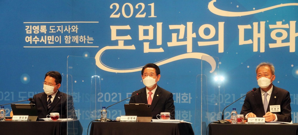 ▲김 지사가 시민들의 질문에 답변하고 있다