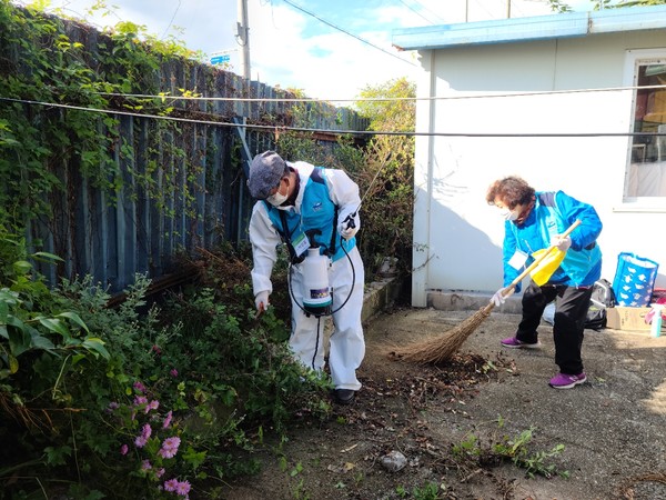 ▲ 외부 화단 방역 및 정리작업 중입니다.
