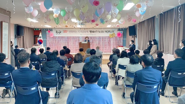 ▲ 동여수노인복지관 이희승 관장이 인사말을 하고 있다