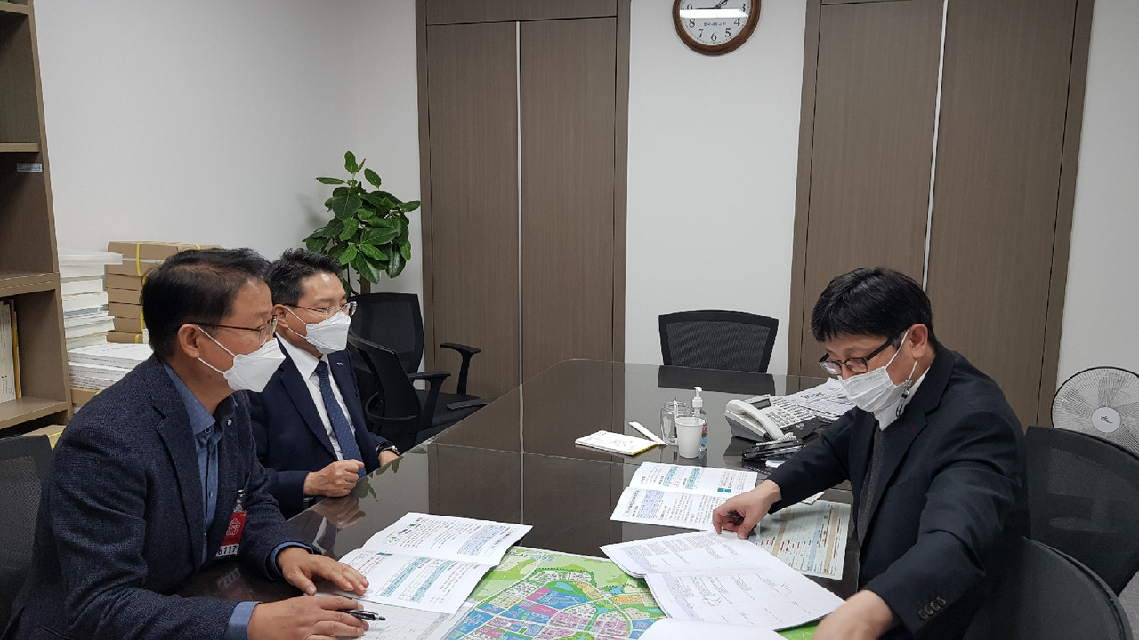 ▲ ​▲ 권오봉 여수시장이 내년도 정부예산안 확정을 앞두고 17일 국회를 방문해 산업통상자원중소벤처기업위원회 소속 신정훈 의원실을 방문해 지역현안사업을 건의하며 국비 확보 막바지 총력전을 펼쳤다.​