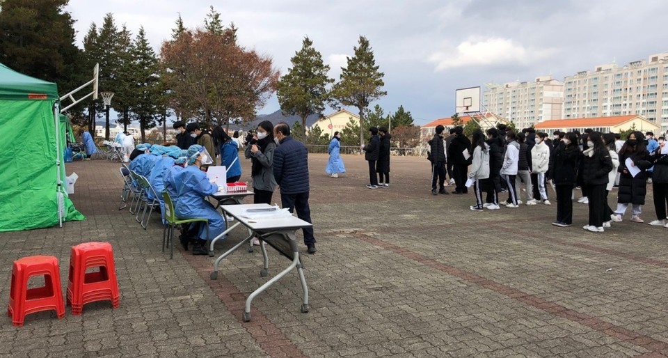 ▲코로나19 전수검사 모습