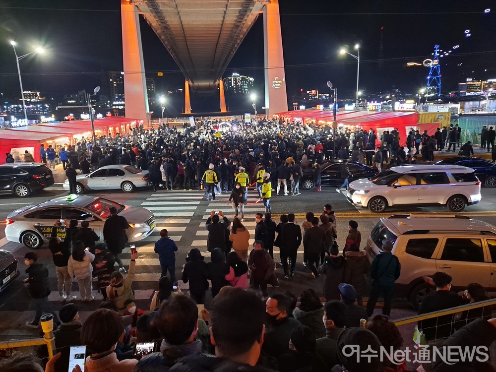 ▲ 이재명 대선 후보 지지자들이 거북선대교 아래 거리와 낭만포차 광장으로 끝없이 밀려들고 있다.ⓒ조찬현