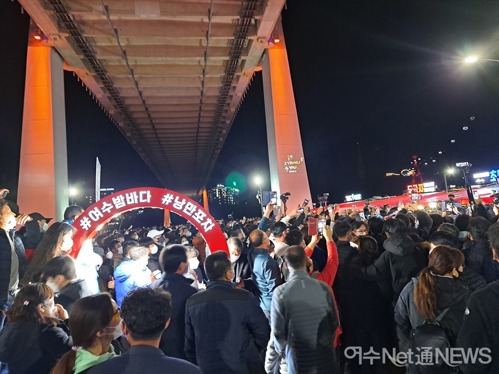 ▲ 낭만포차 광장에 모여든 여수 시민들이 핸드폰을 들고 이재명! 후보 이름을 외치고 있다. ⓒ조찬현