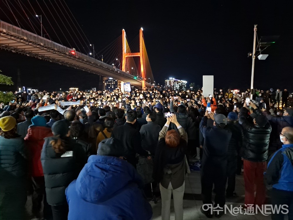 ▲밀물처럼 밀려드는 인파로 인해 낭만포차 광장이 혼잡을 빚고 했다. ⓒ조찬현
