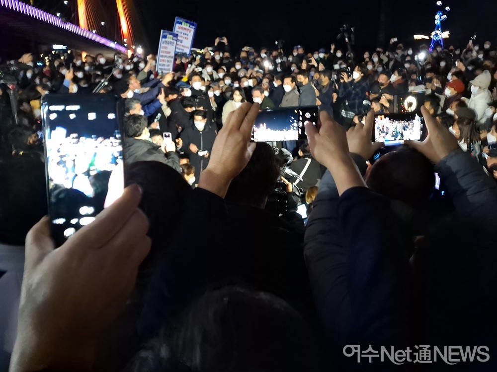 ▲ 이재명 후보 지지자들과 여수 시민들이 이 후보의 모습을 핸드폰에 담고 있다. ⓒ조찬현