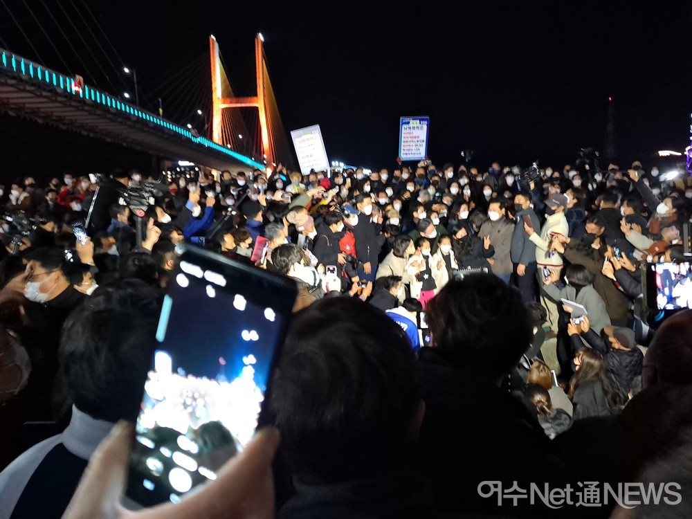 ▲ 이재명 대선 후보 부부가 지지자들과 함께 기념사진을 찍고 있다. ⓒ조찬현