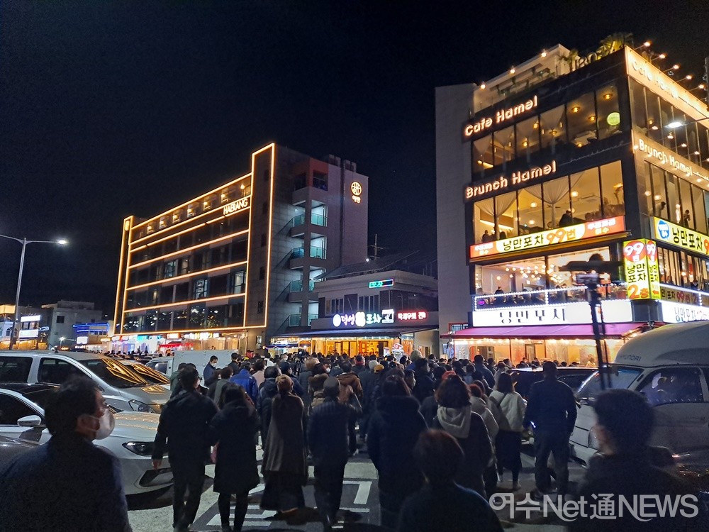 ▲ ​이 후보가 발걸음을 옮길 때마다 수많은 지지자 들은 "이재명! 이재명!“, 그의 이름을 목청껏 불렀다. ⓒ조찬현