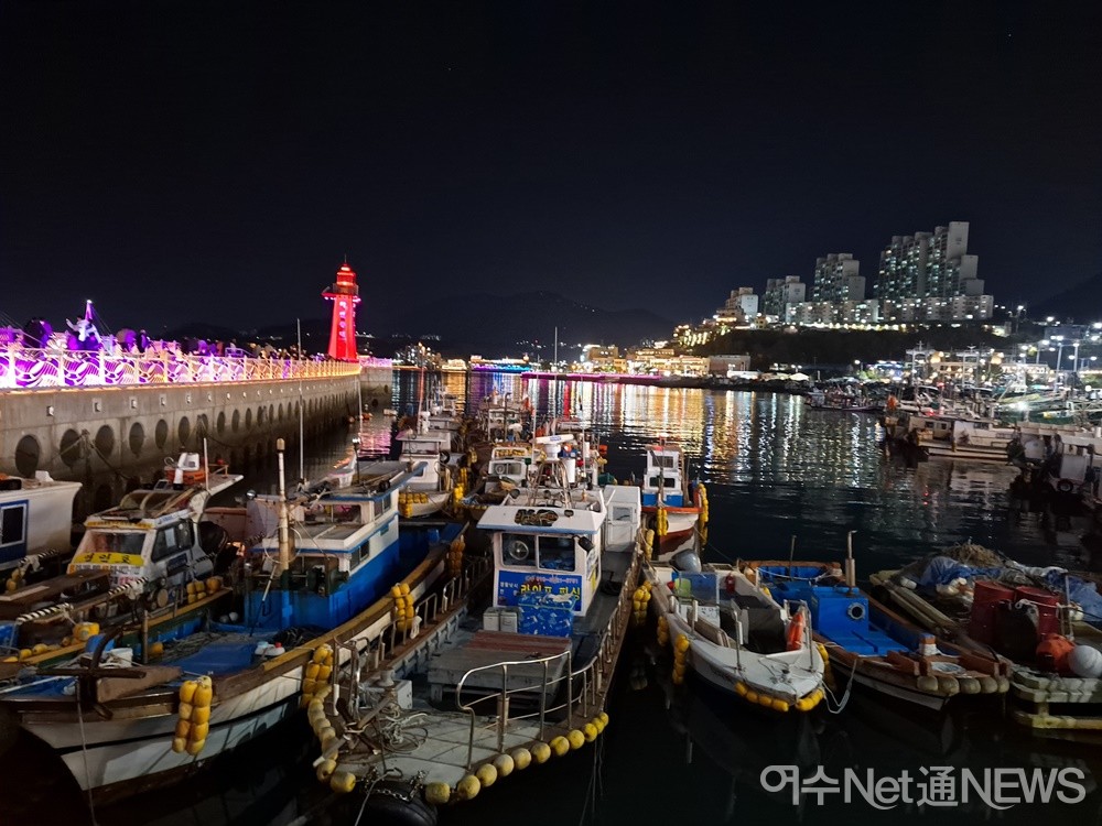 ▲ 하멜등대와 어선이 있는 여수 밤바다 풍경이다. ⓒ조찬현